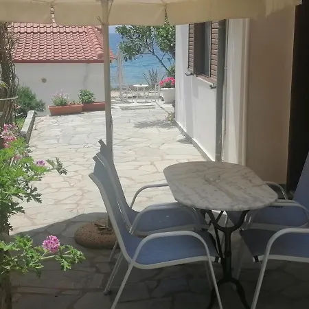 Porto Almira Beachfront Apartrments * 尼基季