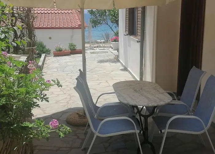 Porto Almira Beachfront Apartrments * 尼基季